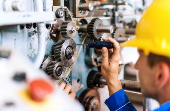 Homem realizando manutenção preventiva