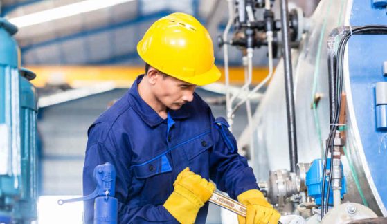 Funcionário realizando manutenção preventiva